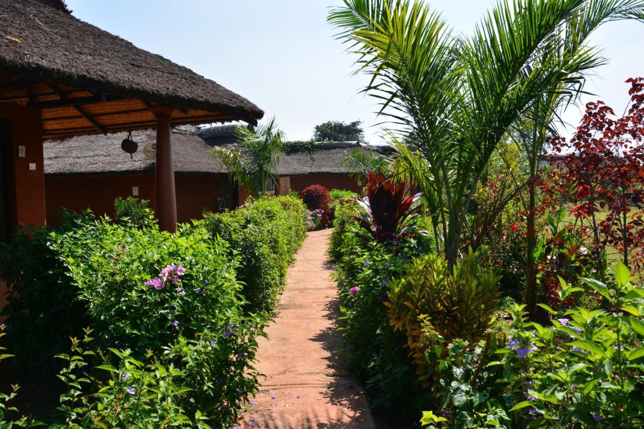 Hotel Red Earth Kabini Begūr Exterior foto